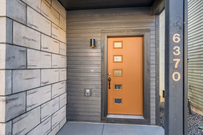 Puerta principal - 6370 Mirth Ter