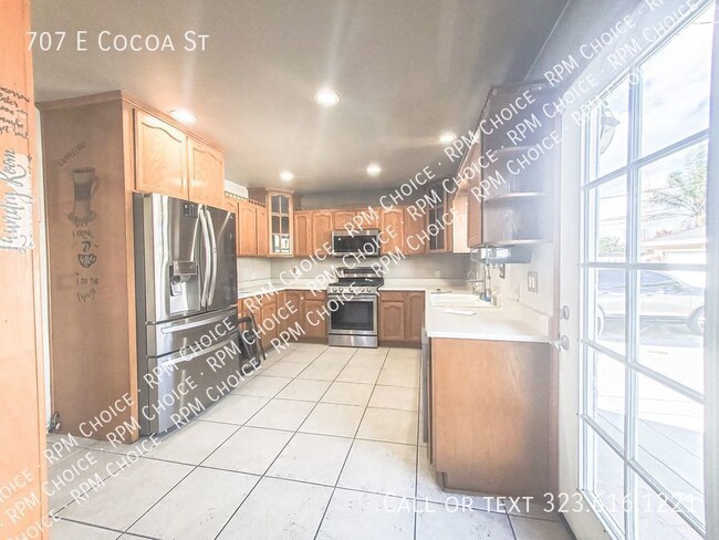 Building Photo - Spectacular 3bd+bonus/3ba 2050 sqft with c...