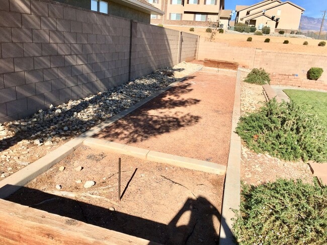 Building Photo - 3-BR Townhome in Fox Cove