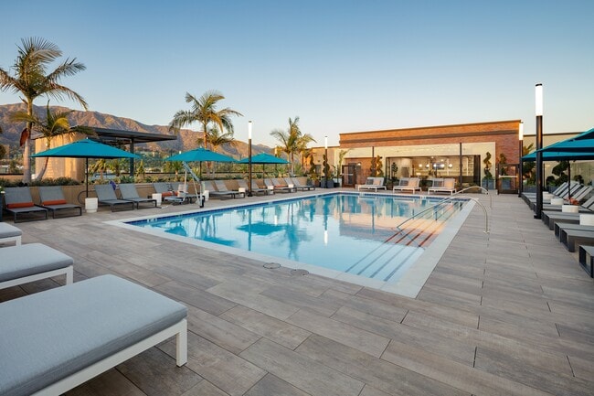 Building Photo - Esperanza