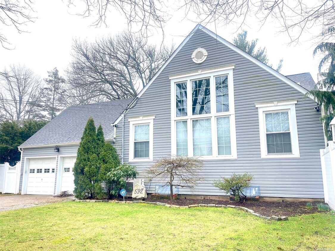 592 Oxford St, Westbury, NY 11590 House Rental in Westbury, NY