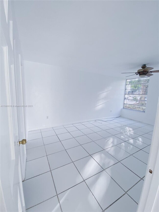 Foto del edificio - 870 NW 87th Ave