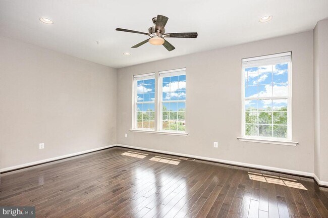 Foto del edificio - 7223 Barry Ln