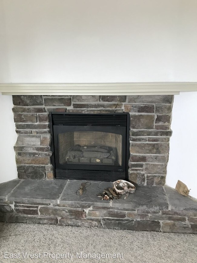 Building Photo - 1424 E Skyline Pky