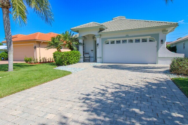 Foto del edificio - ***HEATED PRIVATE POOL***FENCED IN***WALKI...