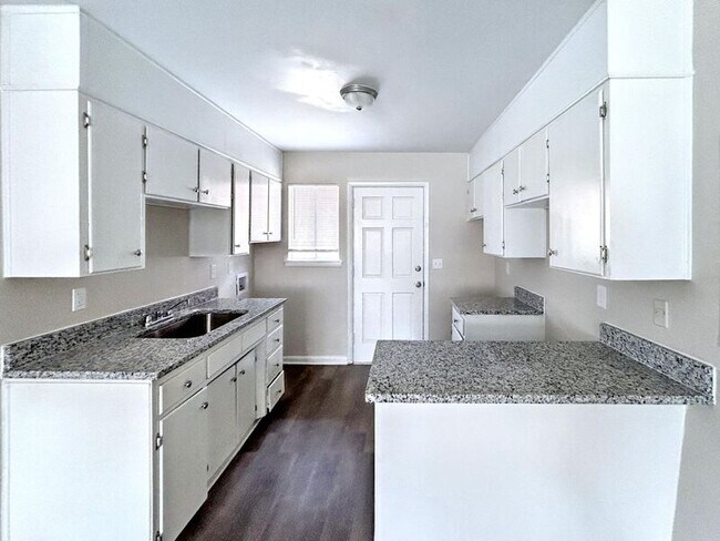 Foto del edificio - 7736 Rugby Ave