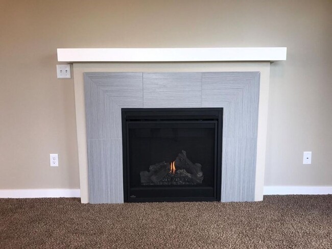 Building Photo - Exquisite Newer 2 Story Home near Bellis F...