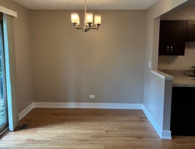 Foto del edificio - 366 Pinetree Ln