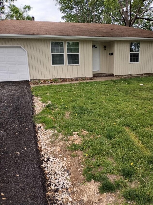 Primary Photo - Fully Remodeled 3 Bed / 2 Bath Home with 2...