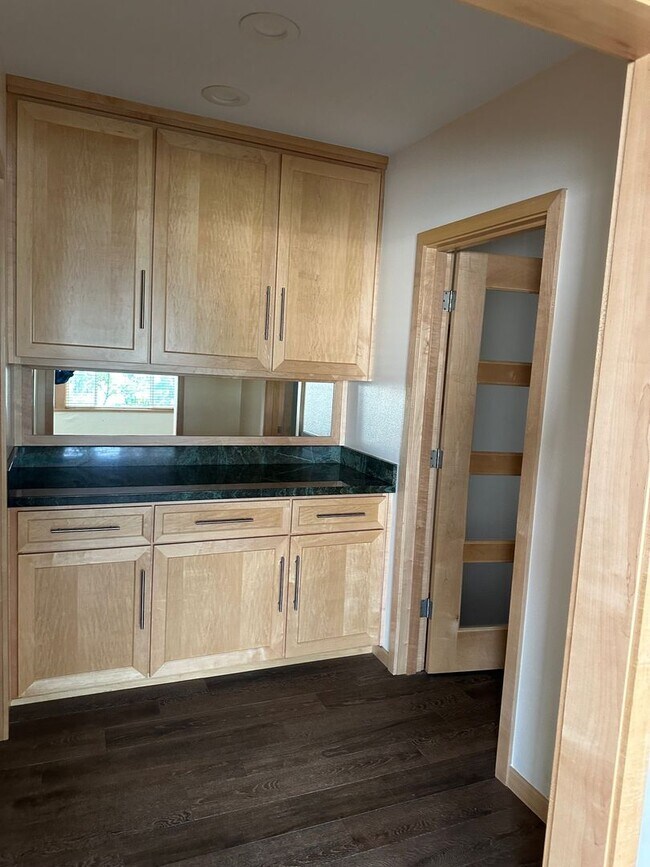 Foto del edificio - One Bedroom Steps From The Beach