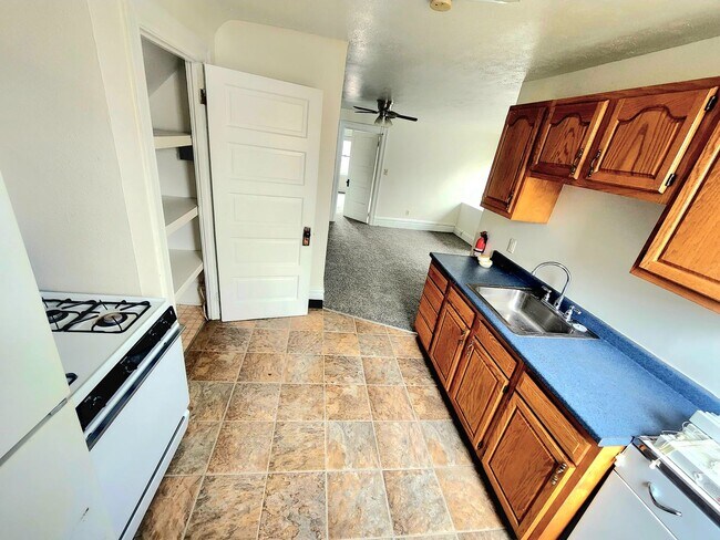 Foto del edificio - 44 Kendall Ave