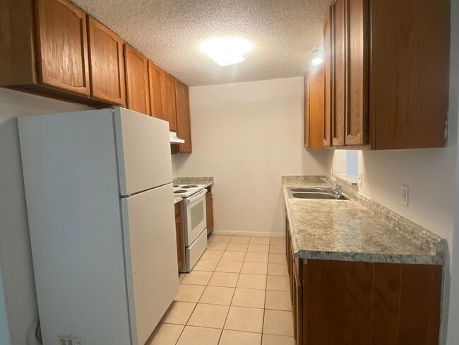 Building Photo - 2 BEDROOM DUPLEX, LAWN CARE AND WATER INCLUDED