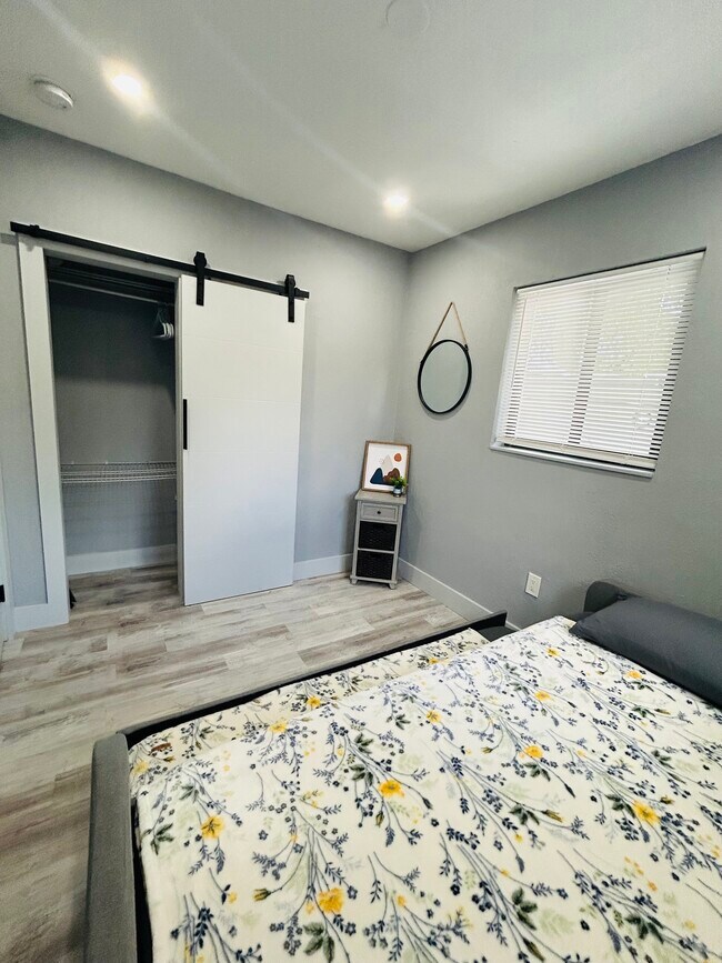 Foto del edificio - 102 NE 71st St