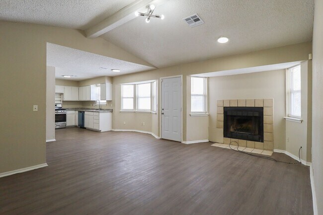 Foto del edificio - 3 Bed | 1 Bath in East Tulsa!