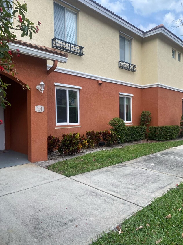 45 SE Sedona Cir Unit 101, Stuart, FL 34994 Condo for Rent in Stuart