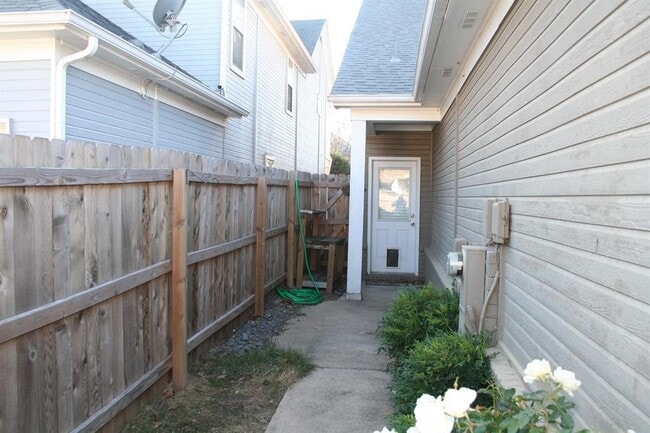 Building Photo - 1124 Island Pl E