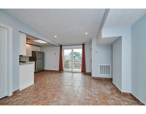 Building Photo - 251 Saratoga St