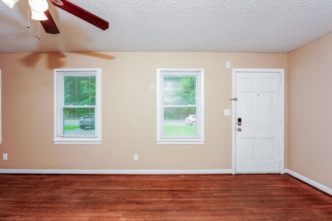 Foto del edificio - 948 Edwards Lake Rd
