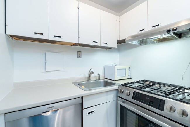 Building Photo - Sunny 2 BR at Claridge House Coop