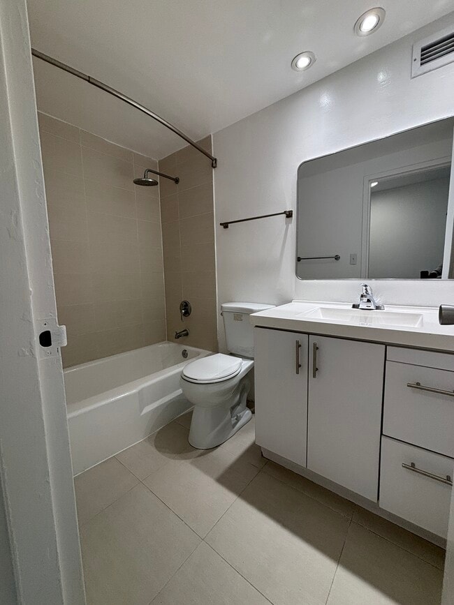 Building Photo - 905 Brickell Bay Dr