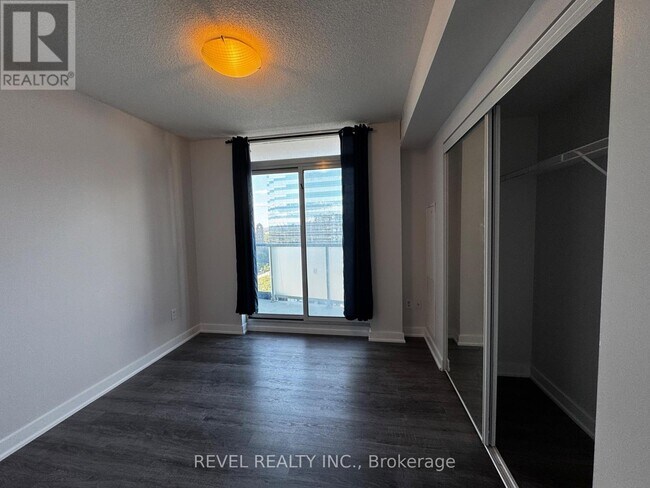 Photo du bâtiment - 5740-5740 Yonge St