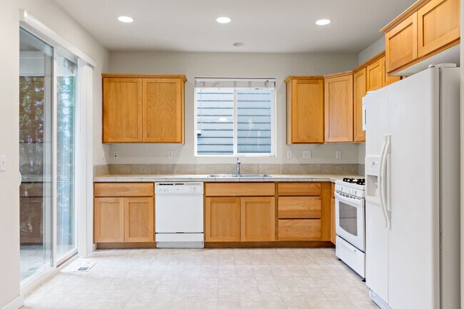 Foto del edificio - 3 Bed and 3 Bath Stunning Single-family Ho...
