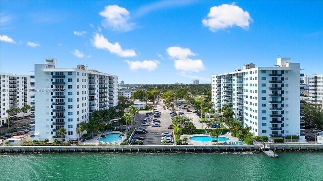 Foto del edificio - 7525 E Treasure Dr
