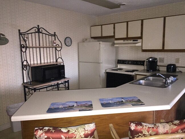 Foto del edificio - Furnished 2 Bedroom, 1.5 Bath Condo in Gol...