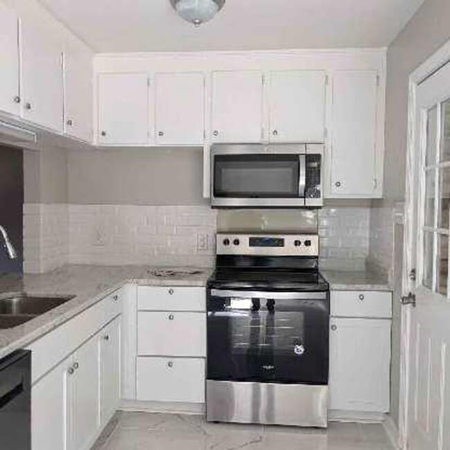 Building Photo - Brick Home 3 bed 2 bath