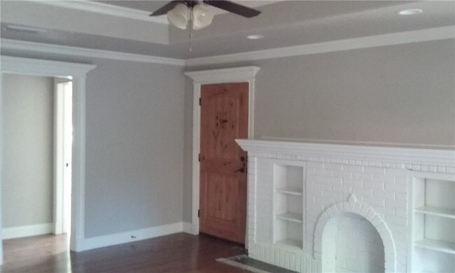 Building Photo - 909 Elmwood Dr