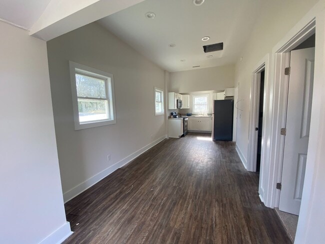 Building Photo - Newly Renovated 2-Bedroom Apartment in Central, SC!