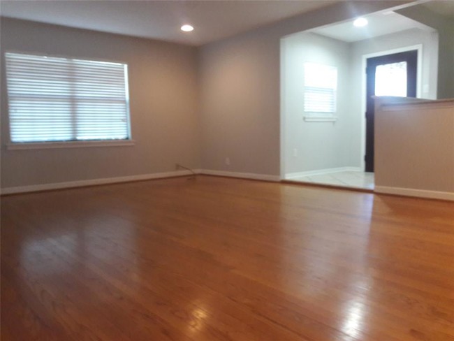 Building Photo - 9726 Pine Lake Dr