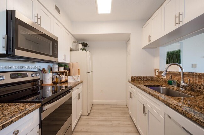 Foto del edificio - 12160 St.Andrews Pl