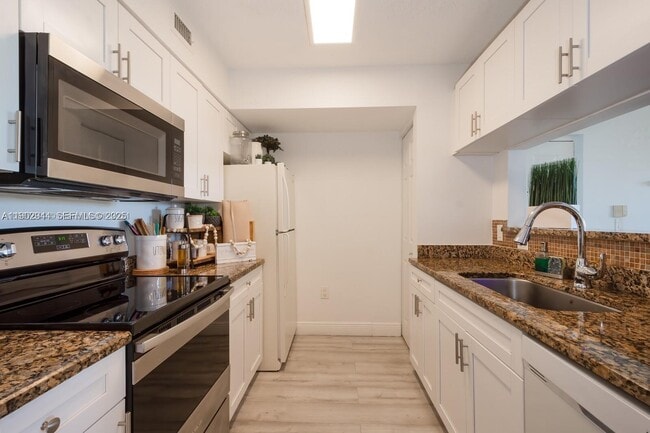 Building Photo - 12160 St.Andrews Pl