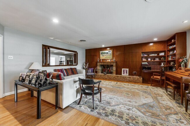 Foto del edificio - GORGEOUS RANCH-STYLE HOME ON WOODED 1.2 AC...