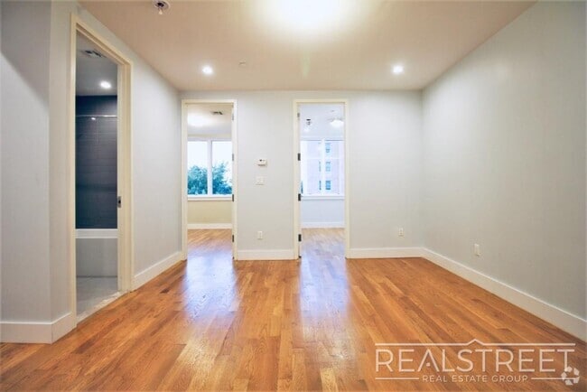 Building Photo - Large 2.5 Bed + LAUNDRY In Unit & Roof Deck!