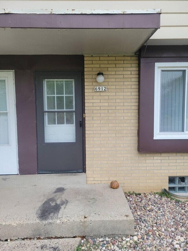 Building Photo - 6910 N 43rd St