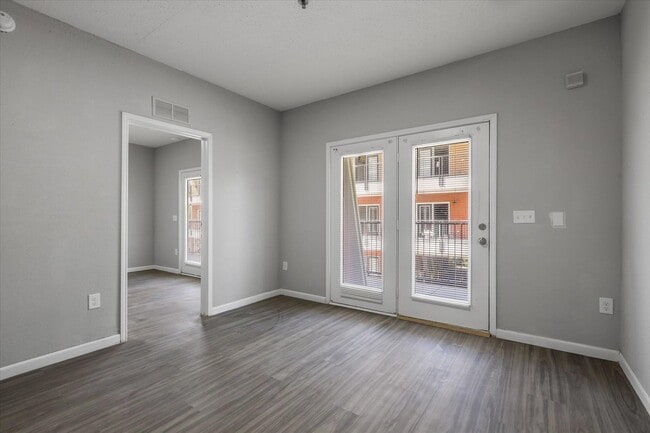 Building Photo - 401 Putnam Dr