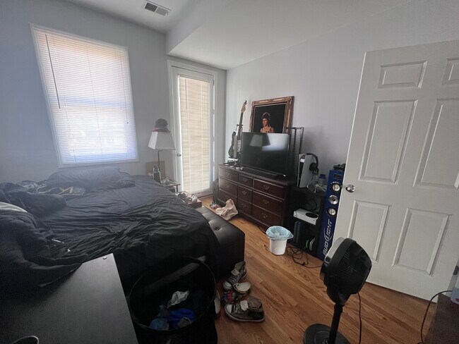 Foto del edificio - 813 S Western Ave