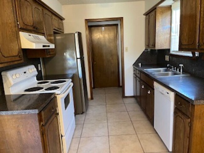 Building Photo - Hot Rental