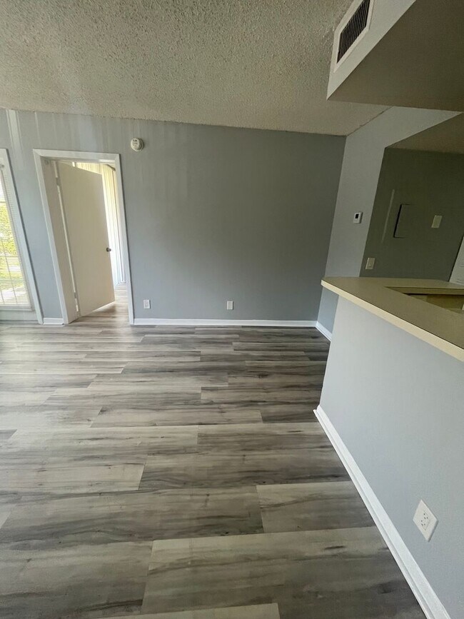 Foto del edificio - ONE BEDROOM ONE BATHROOM!! WATERFRONT COMMUNITY