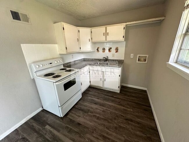 Building Photo - 2 bd/1 ba Duplex - 6205 E 152nd Terr #B, Grandview, MO 64030- Fresh interior - Rent $850
