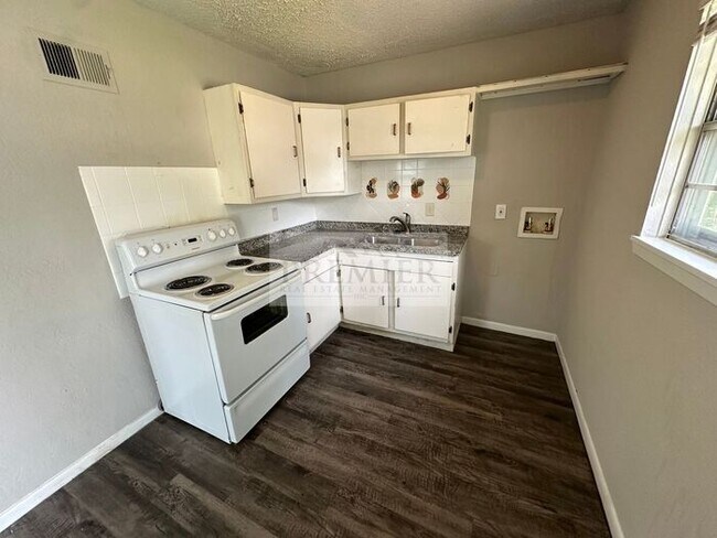 Foto del edificio - 2 bd/1 ba Duplex - 6205 E 152nd Terr #B, Grandview, MO 64030- Fresh interior - Rent $850