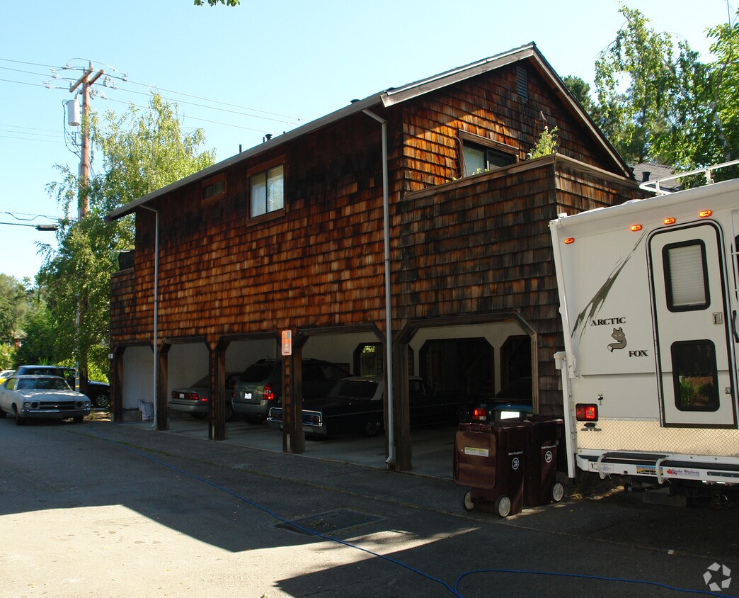 Building Photo - 930 Colina Ct