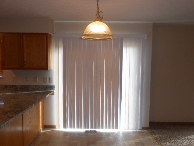 Building Photo - 206 Aston Ct