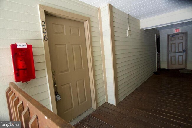 Building Photo - 206 Hickory Ct