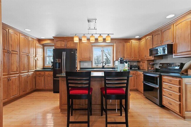 Building Photo - 4 Bed 2.5 Bath Single Family Home - On the...
