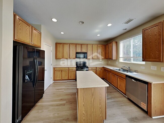 Building Photo - 15824 Robins Dr