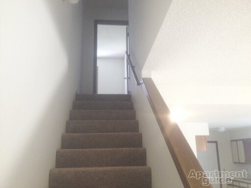 Foto del edificio - 3 Bed 2.5 Bath 2 Car Garage Split Duplex- Pets ok!