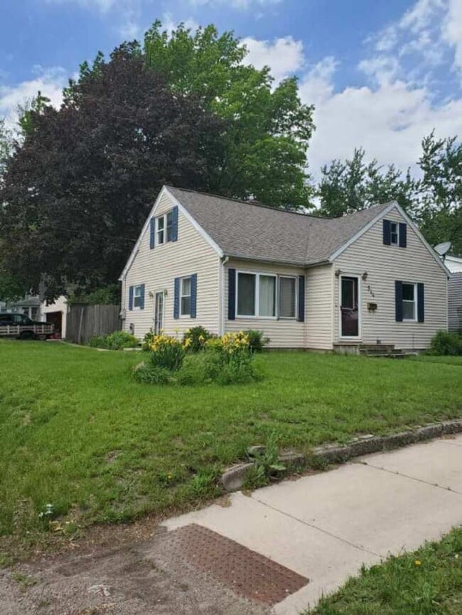 Building Photo - FOR RENT Spacious 4 Bed / 1 Bath Home on C...